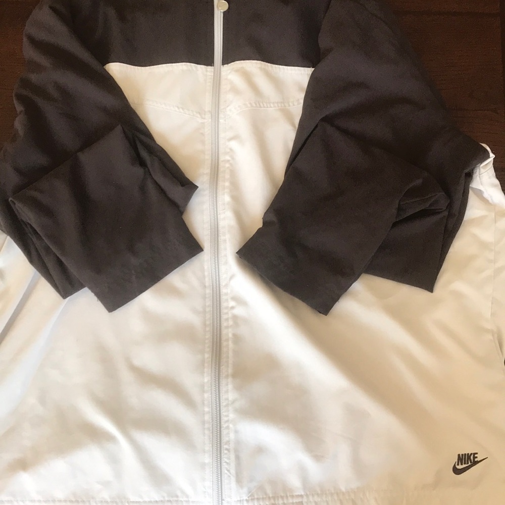Nike women’s windbreaker